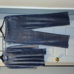 WOMEN'S SPORTS SUIT.